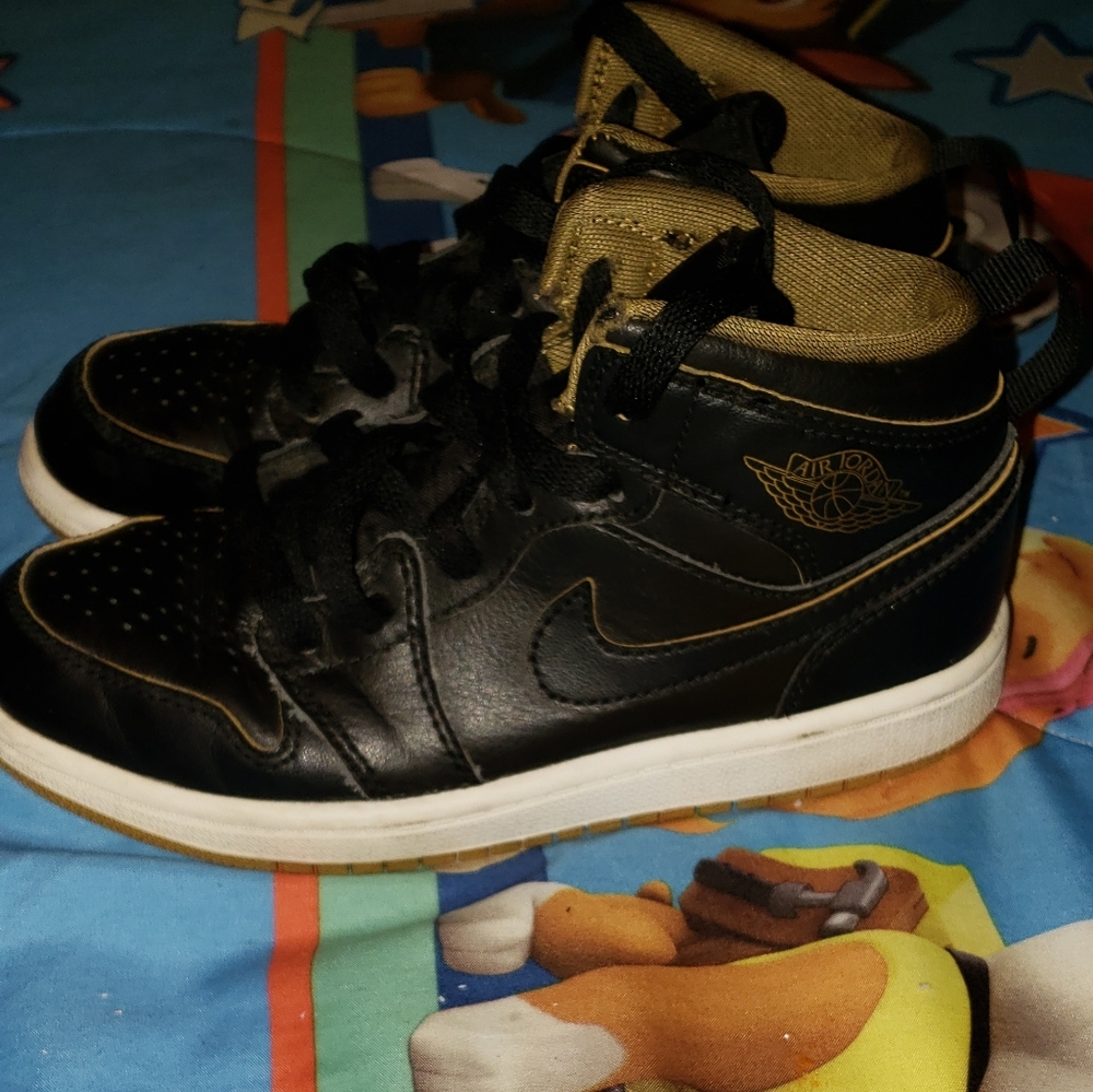 Nike Boys Jordan 1 Mid BP Black/Metallic Gold-White